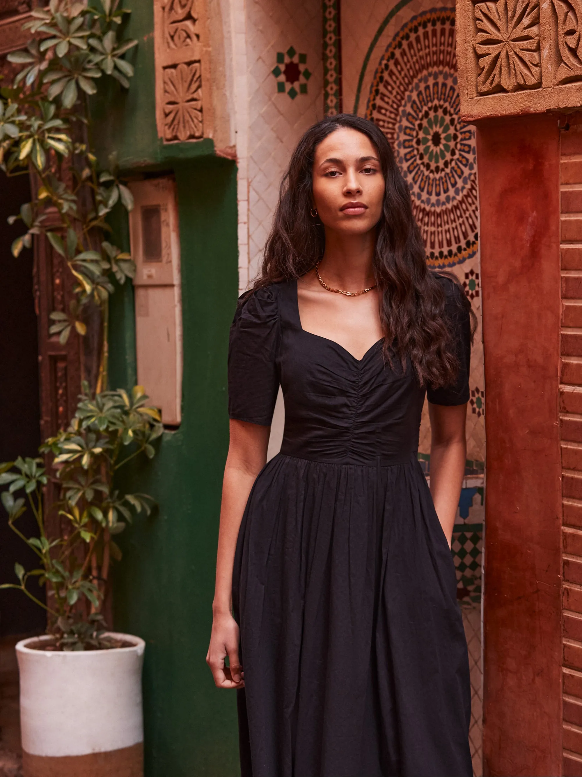 Black Sweetheart Neckline Cotton Midi Dress