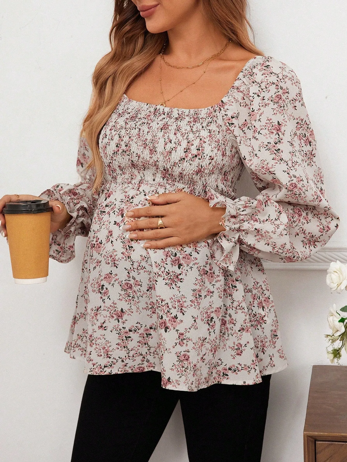 Cherry Vibes Blusa de farol con estampado floral para mamás
