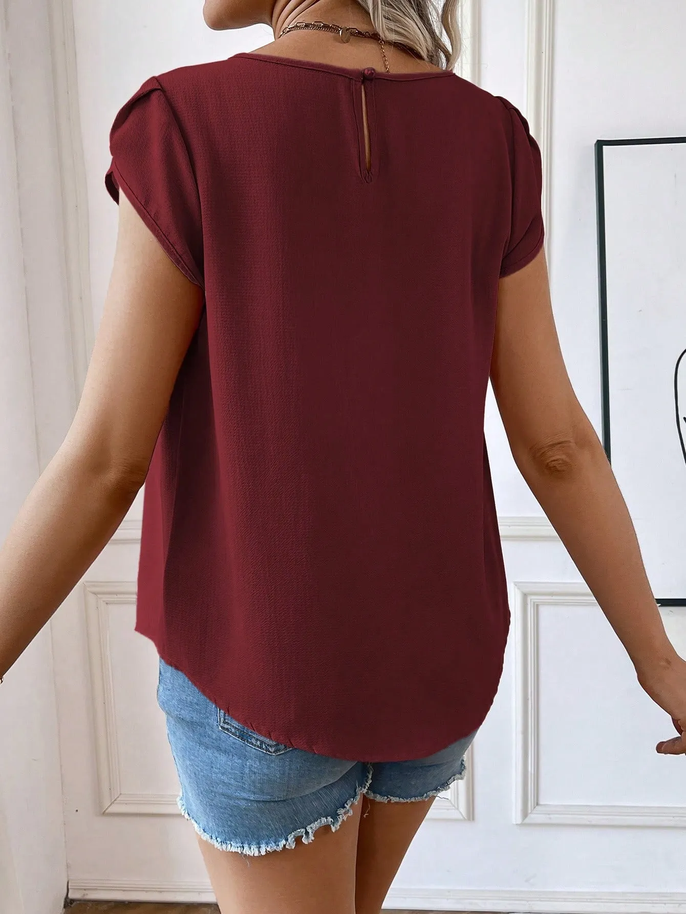 Cherry Vibes Blusa Plisada con Mangas de Pétalos en