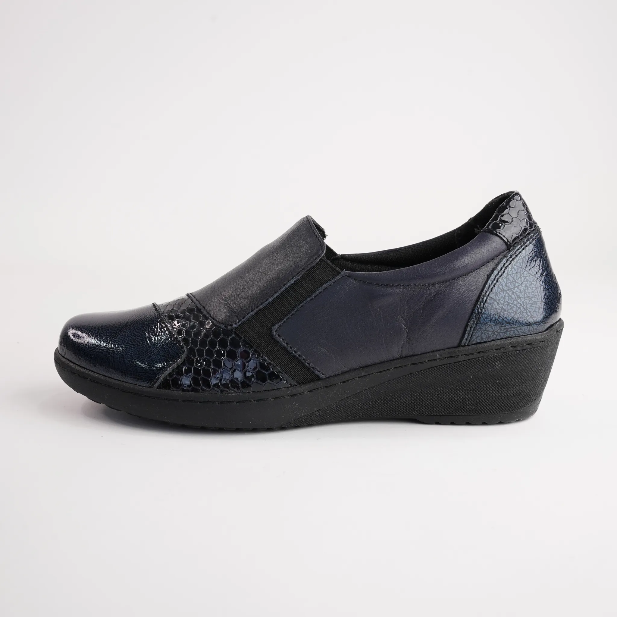 CP461-18 Navy Patent Leather Flats