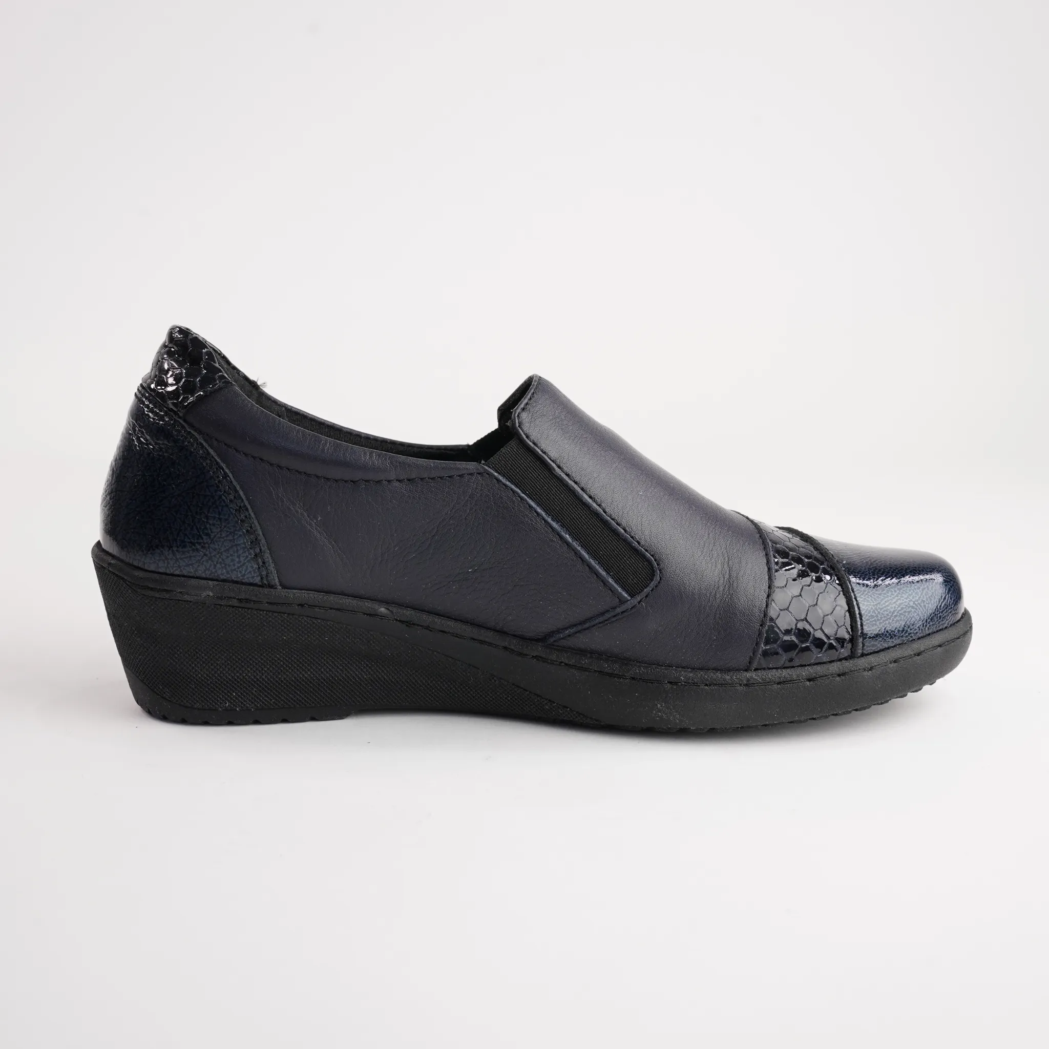 CP461-18 Navy Patent Leather Flats