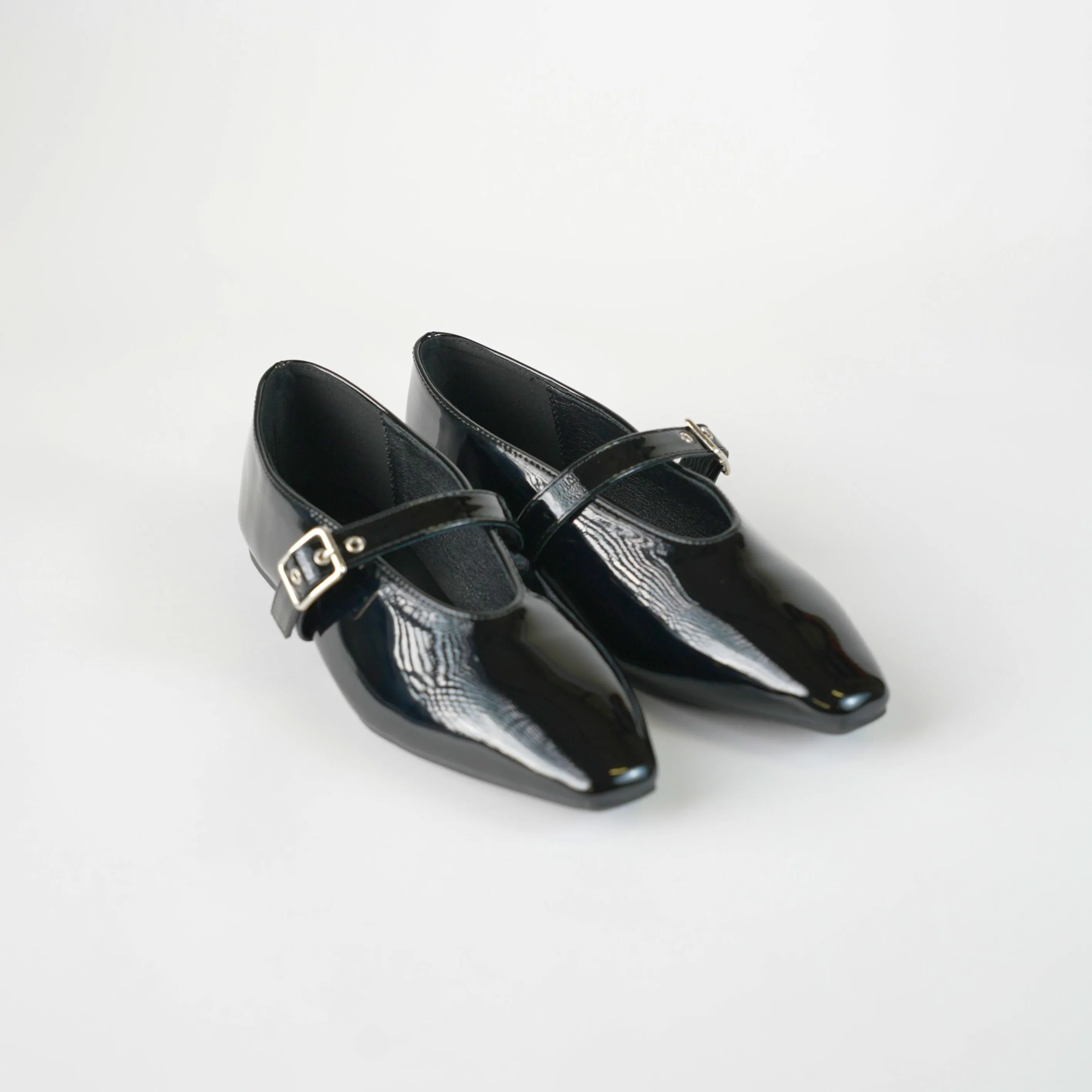 FLAT SHOE
