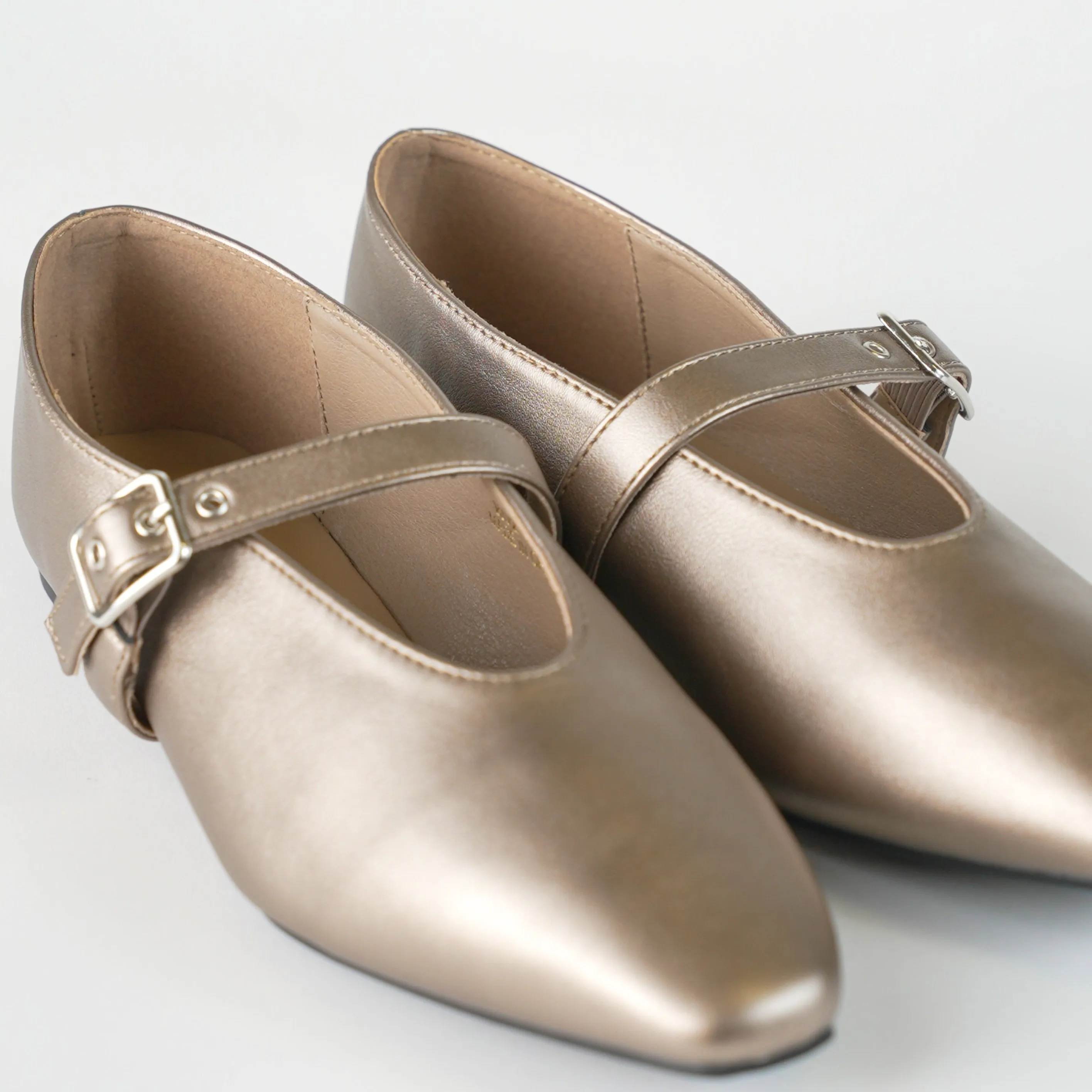 FLAT SHOE