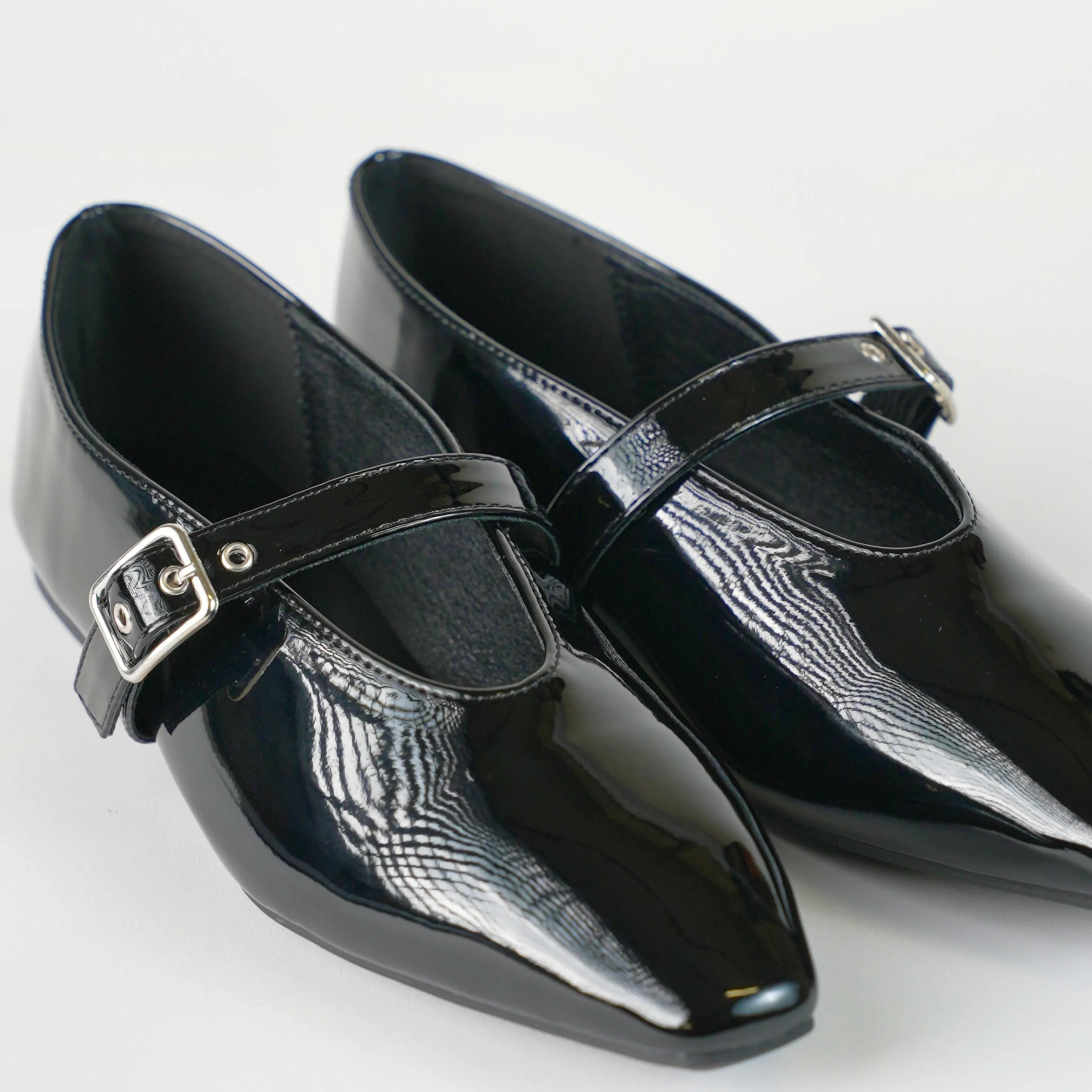 FLAT SHOE
