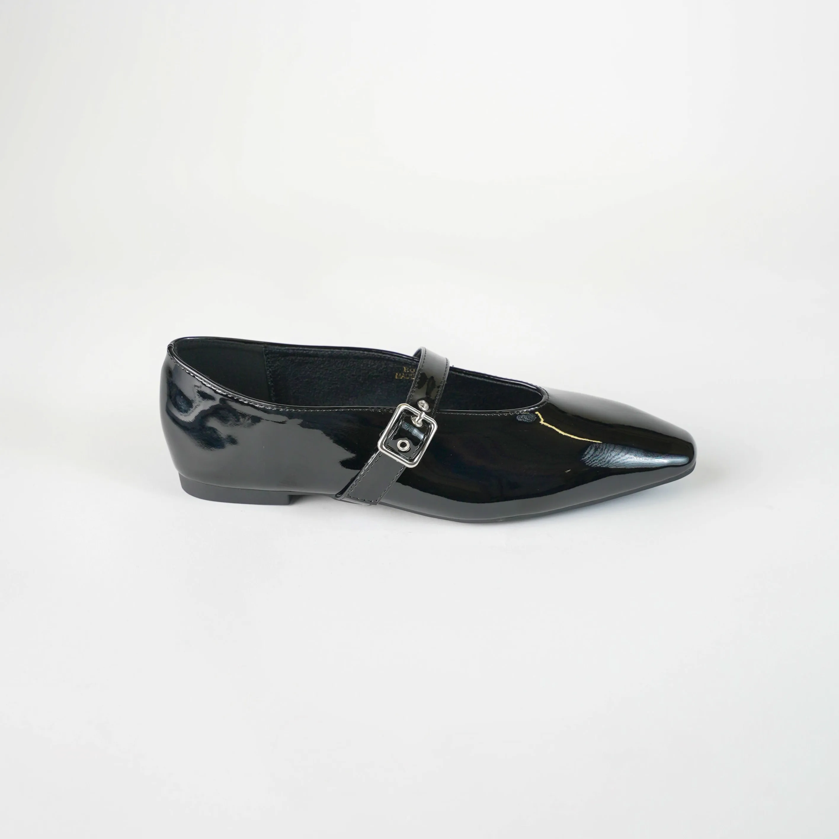 FLAT SHOE