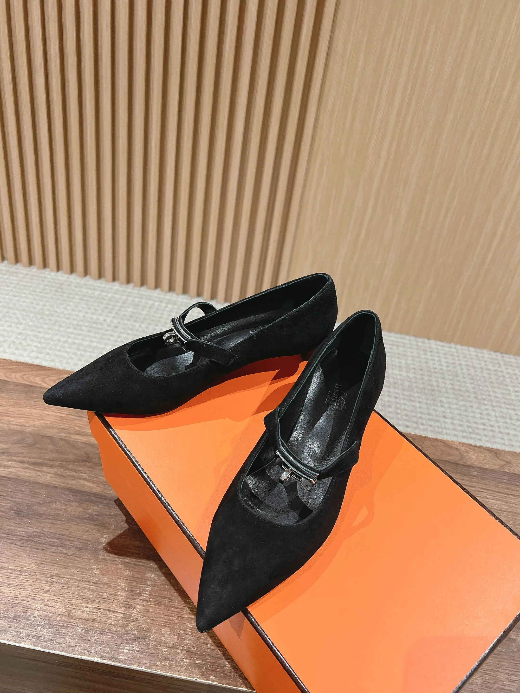 H Suede Pointed toe flat shoes