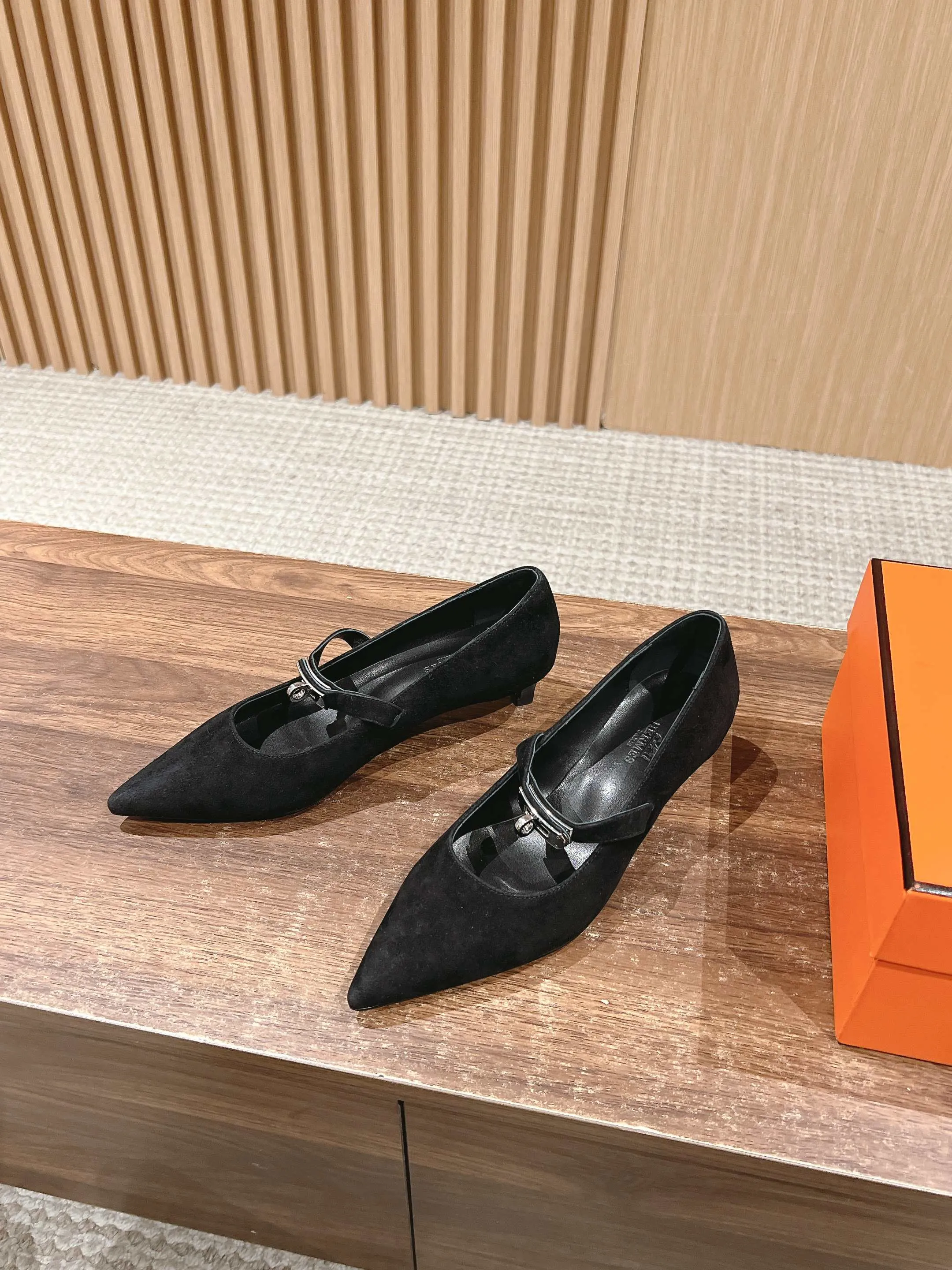 H Suede Pointed toe flat shoes