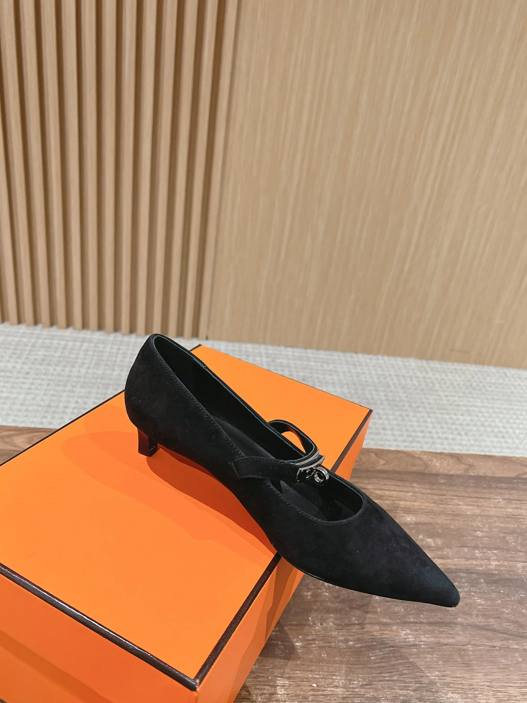 H Suede Pointed toe flat shoes