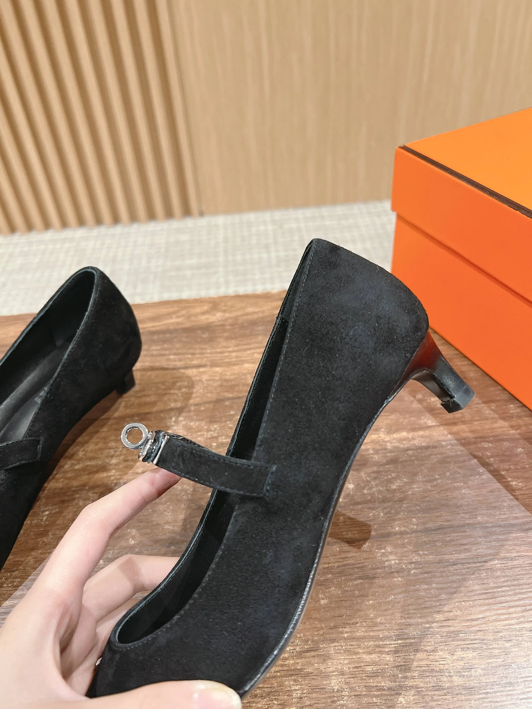 H Suede Pointed toe flat shoes