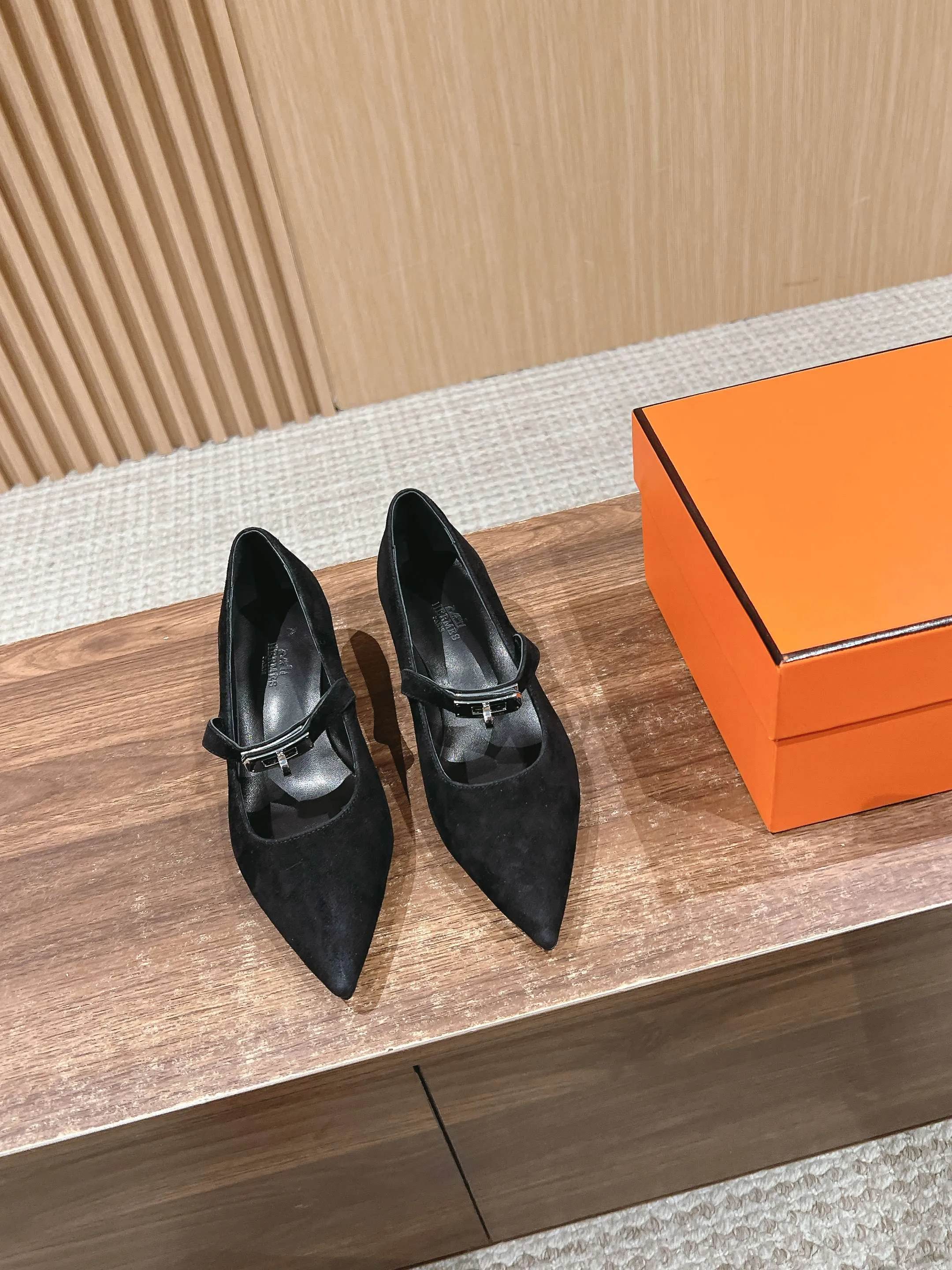 H Suede Pointed toe flat shoes