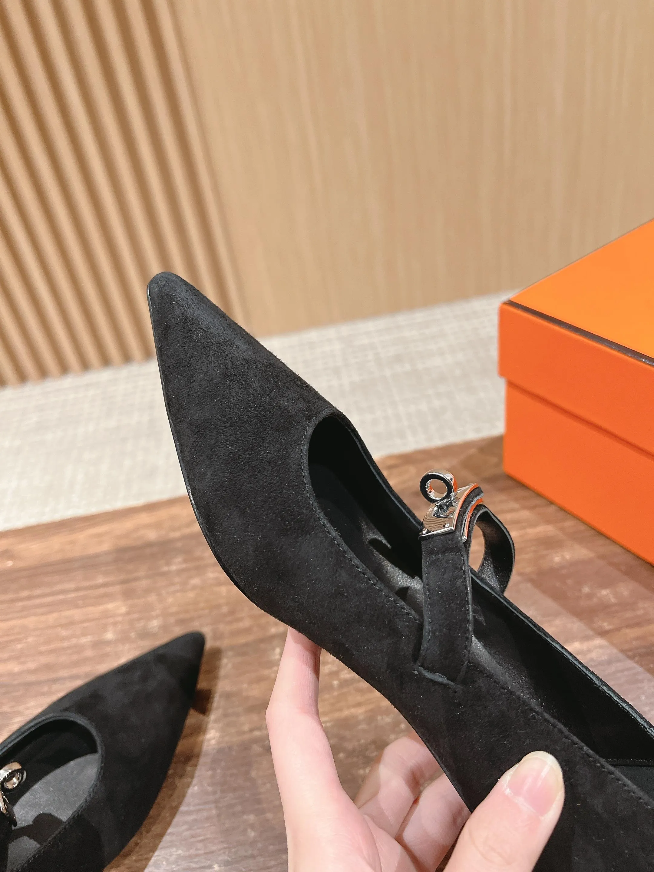 H Suede Pointed toe flat shoes