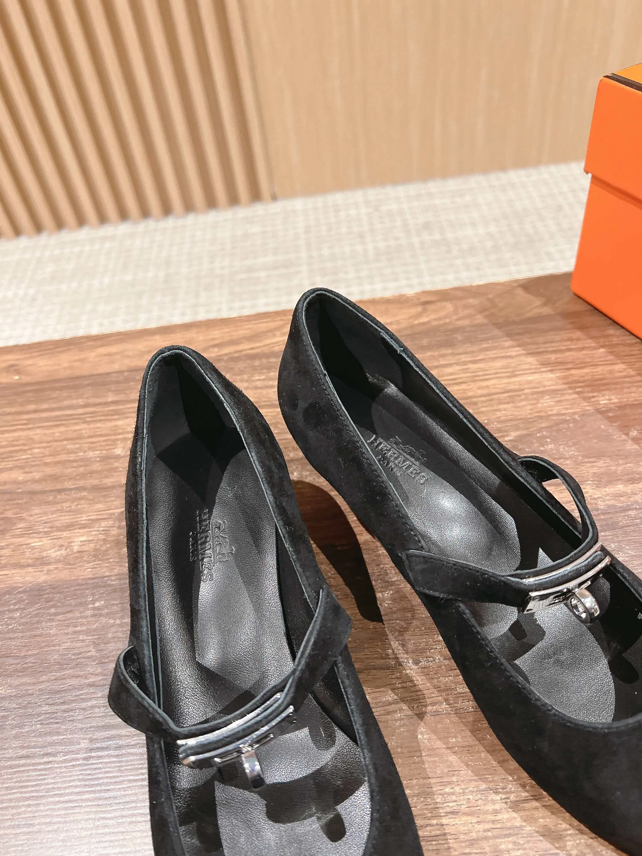 H Suede Pointed toe flat shoes